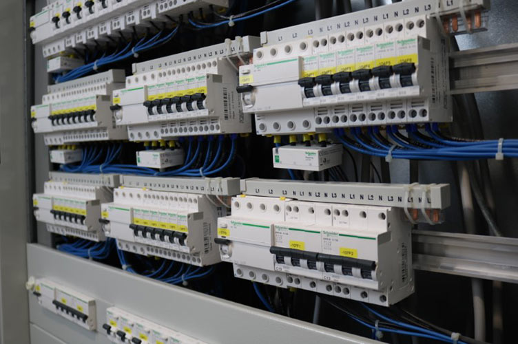 Kompakte PowerTags von Schneider Electric im Unterverteiler der REXEL Zentrale