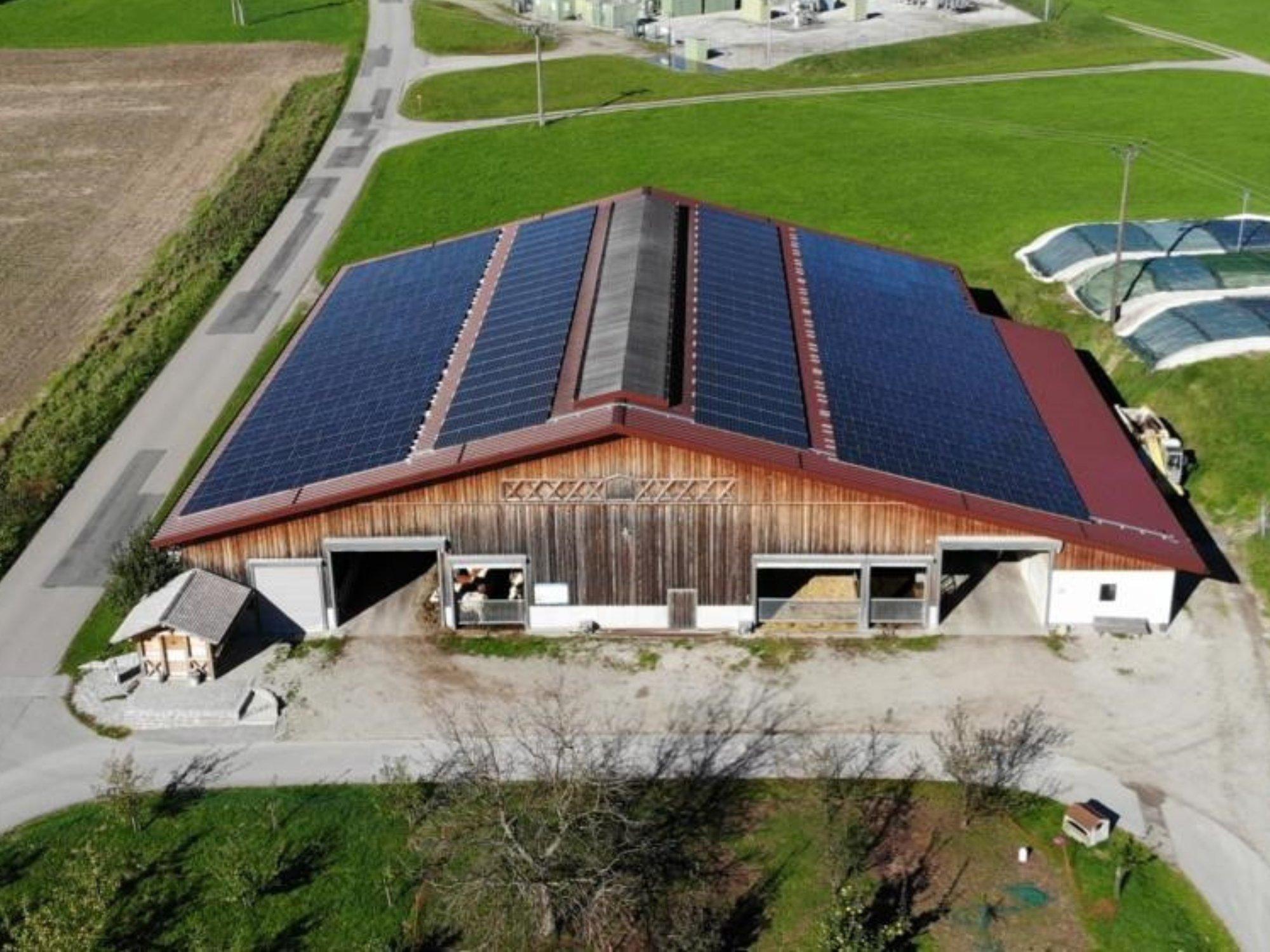 Landwirtschaftsbetrieb mit Photovoltaikanlage am Dach